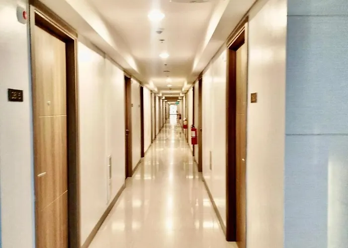 Apartment Luxe Staycation-2br With Balcony And View Near Moa, World Trade Center, Picc At Coast Residences *