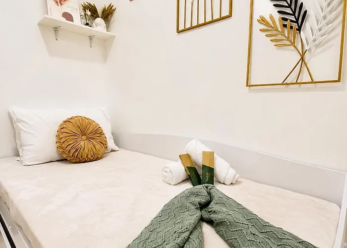 Luxe Staycation-2br With Balcony And View Near Moa, World Trade Center, Picc At Coast Residences Apartment