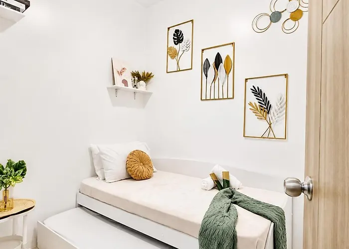 Apartment Luxe Staycation-2br With Balcony And View Near Moa, World Trade Center, Picc At Coast Residences *