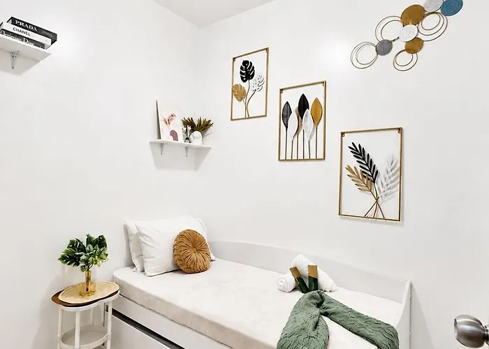 Luxe Staycation-2br With Balcony And View Near Moa, World Trade Center, Picc At Coast Residences *