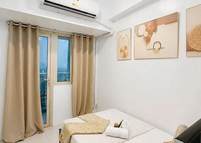Apartment Luxe Staycation-2br With Balcony And View Near Moa, World Trade Center, Picc At Coast Residences *